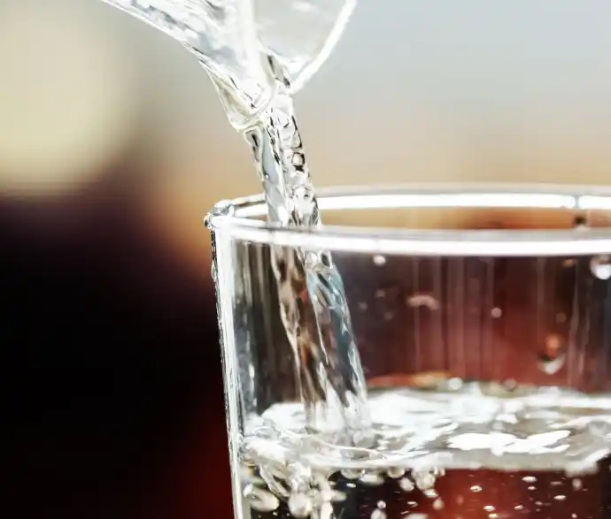 Eau potable versée dans un verre