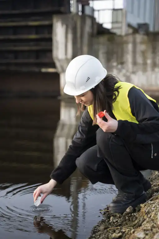 Prélèvement d'un échantillon pour l'analyse de la qualité de l'eau
