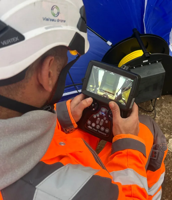 Pilote de drone subaquatique pendant une inspection EDCH