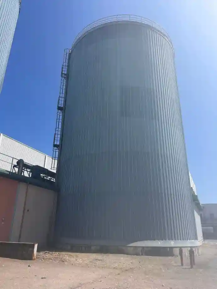 Cuve d'eau de procédé inspectée par drone