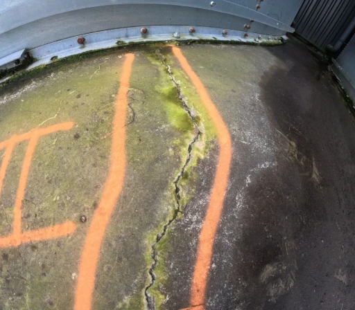Fissure sur la fondation béton d'une cuve