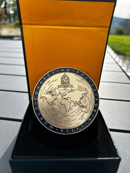 Médaille d’INTERPOL reçue par VEAD le 27 avril 2023