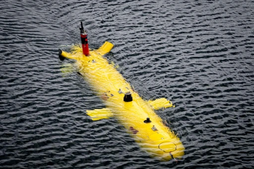 Drone sous-marin autonome AUV jaune en surface avant sa mission
