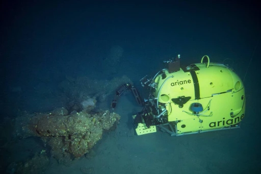 Drone sous-marin hybride HROV mis à l'eau pour une mission d'exploration