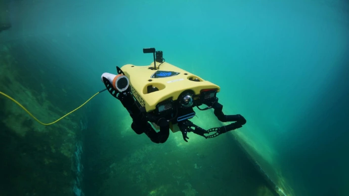 Drone sous-marin ROV d'inspection relié à la surface par son câble ombilical