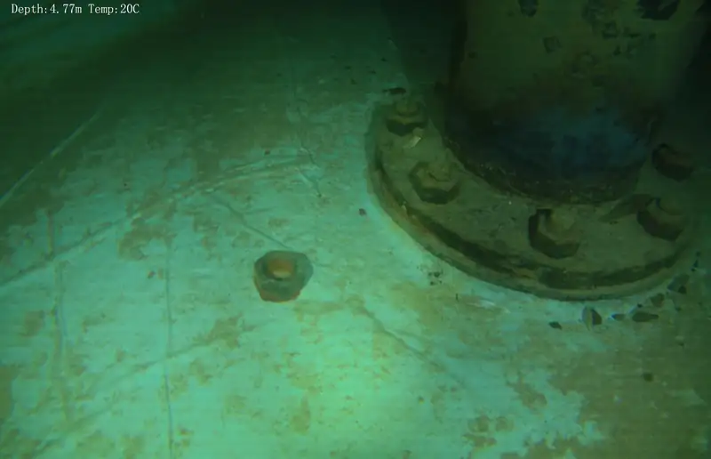 Photo de rapport : écrou retrouvé au fond d'une cuve sprinkler lors du nettoyage robotisé